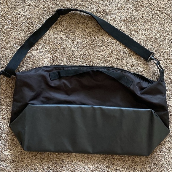 Under Armour Weekend Bag - Picture 2 of 3